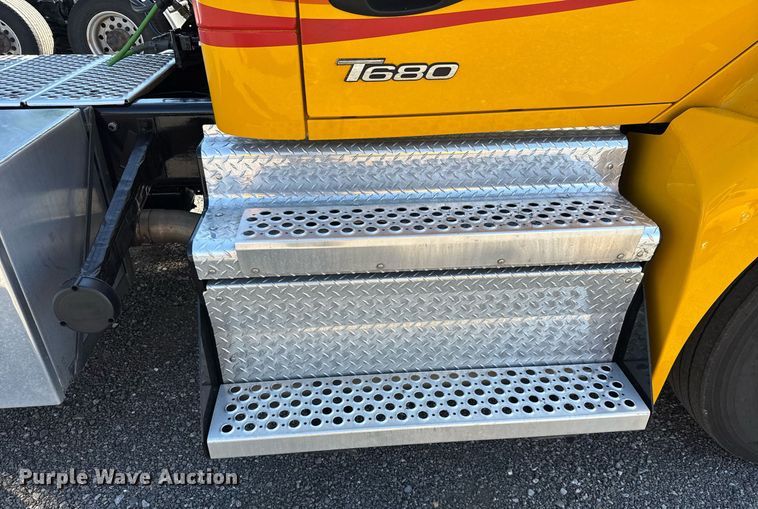 image for item EC3569 2022 Kenworth T680 semi truck