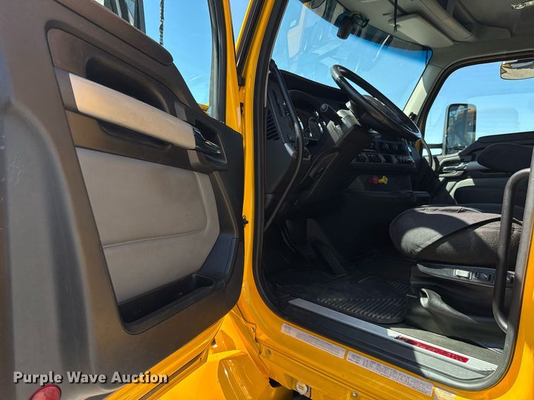 image for item EC3569 2022 Kenworth T680 semi truck