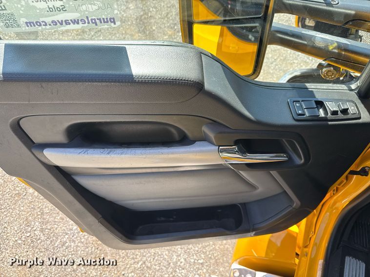 image for item EC3569 2022 Kenworth T680 semi truck