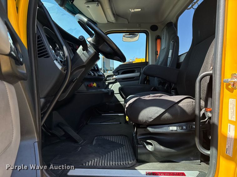 image for item EC3569 2022 Kenworth T680 semi truck