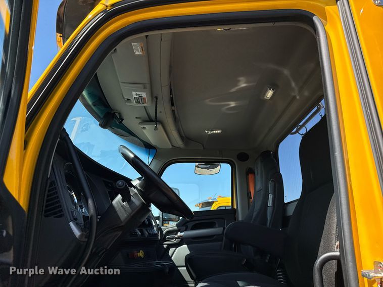 image for item EC3569 2022 Kenworth T680 semi truck