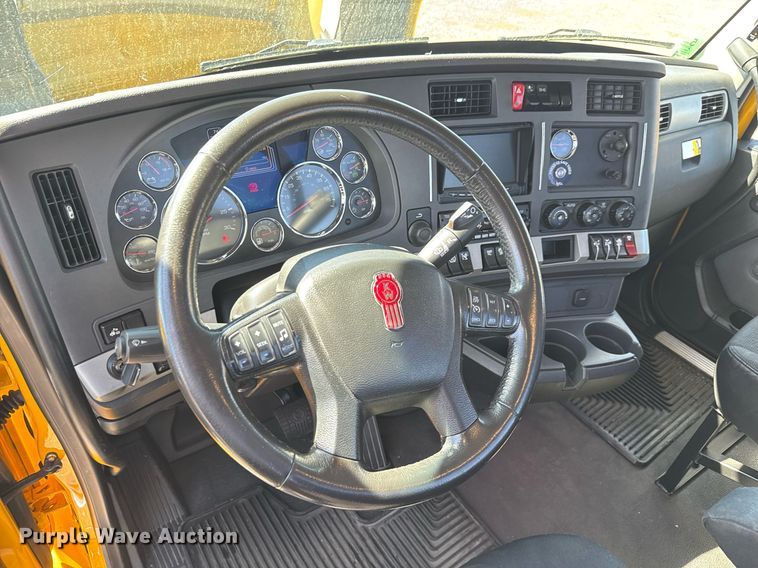 image for item EC3569 2022 Kenworth T680 semi truck