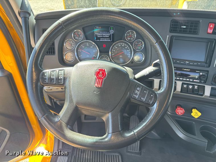 image for item EC3569 2022 Kenworth T680 semi truck