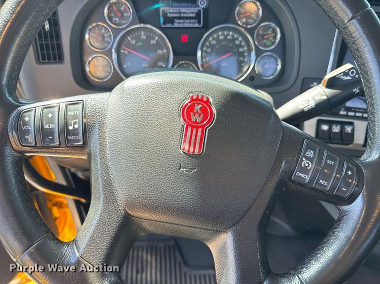 image for item EC3569 2022 Kenworth T680 semi truck