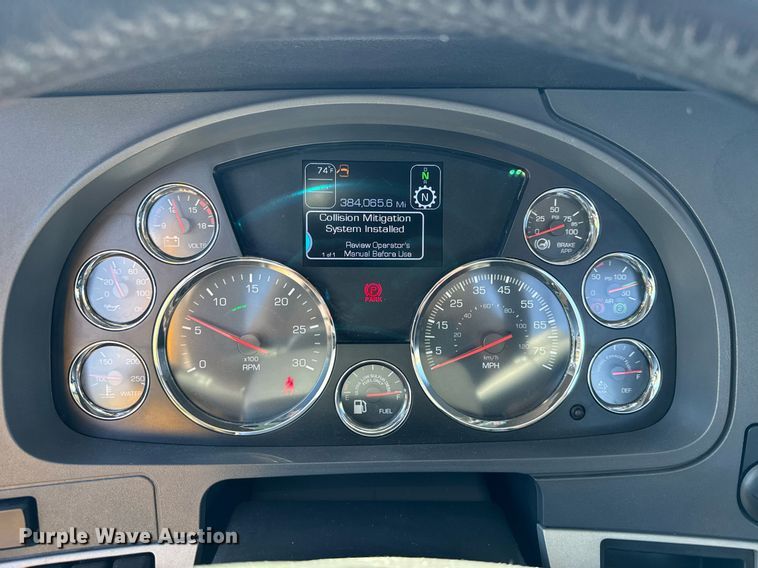 image for item EC3569 2022 Kenworth T680 semi truck