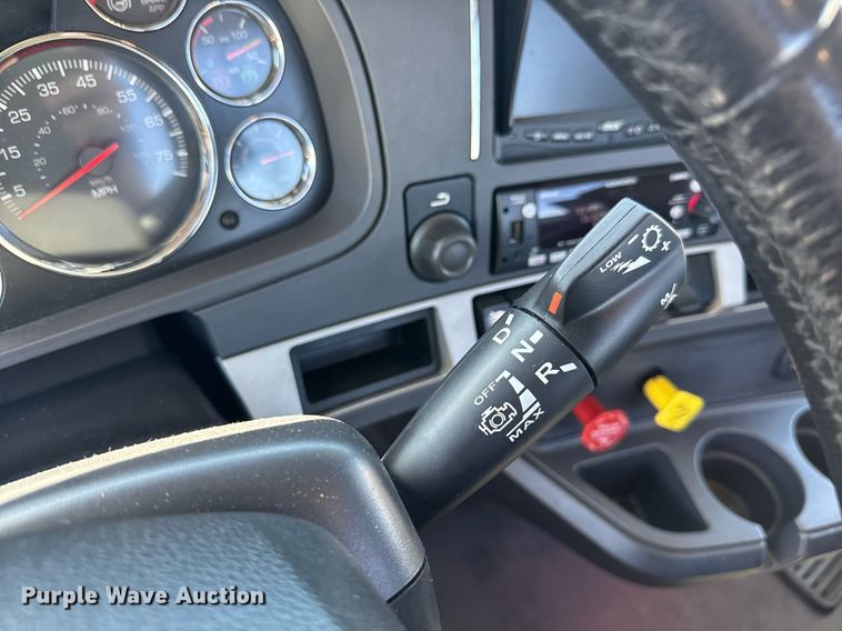 image for item EC3569 2022 Kenworth T680 semi truck