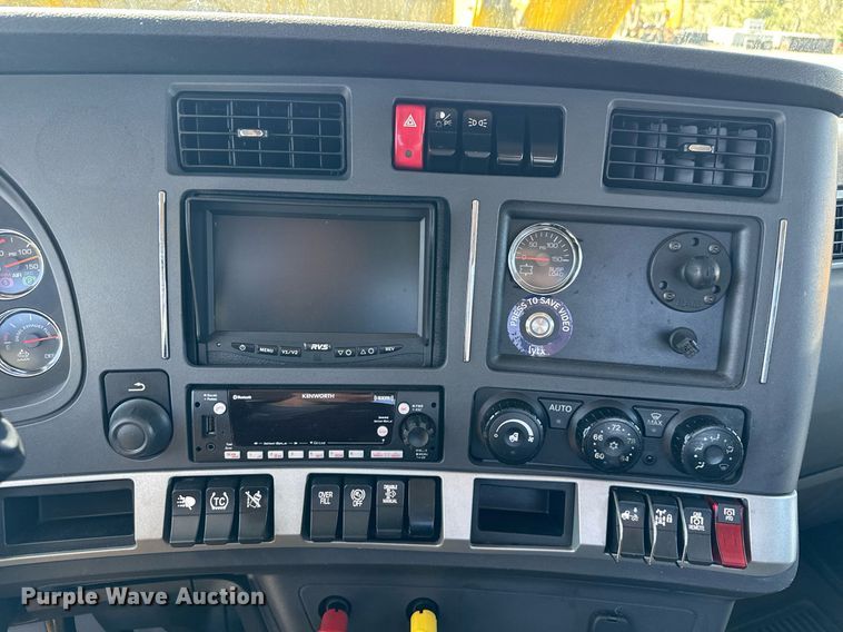 image for item EC3569 2022 Kenworth T680 semi truck