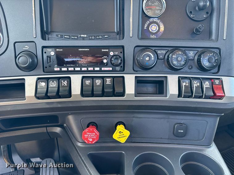 image for item EC3569 2022 Kenworth T680 semi truck