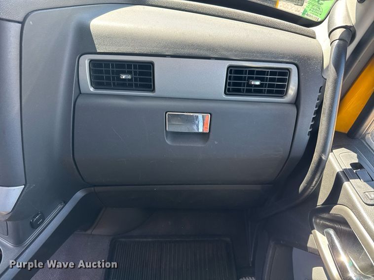 image for item EC3569 2022 Kenworth T680 semi truck