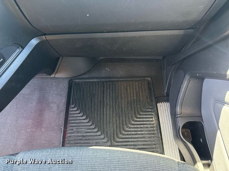 image for item EC3569 2022 Kenworth T680 semi truck