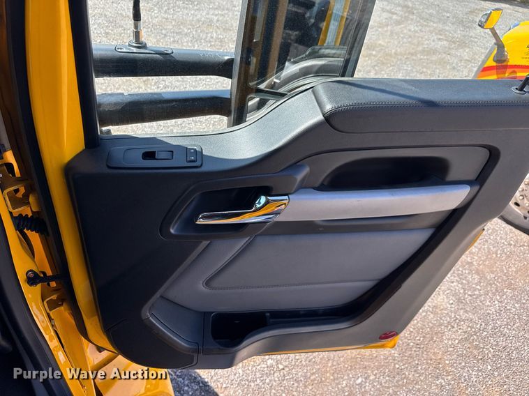 image for item EC3569 2022 Kenworth T680 semi truck