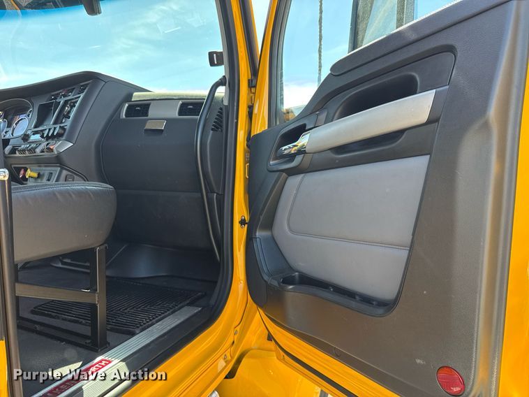 image for item EC3569 2022 Kenworth T680 semi truck