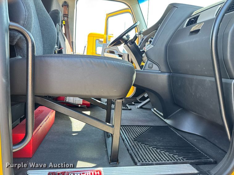 image for item EC3569 2022 Kenworth T680 semi truck