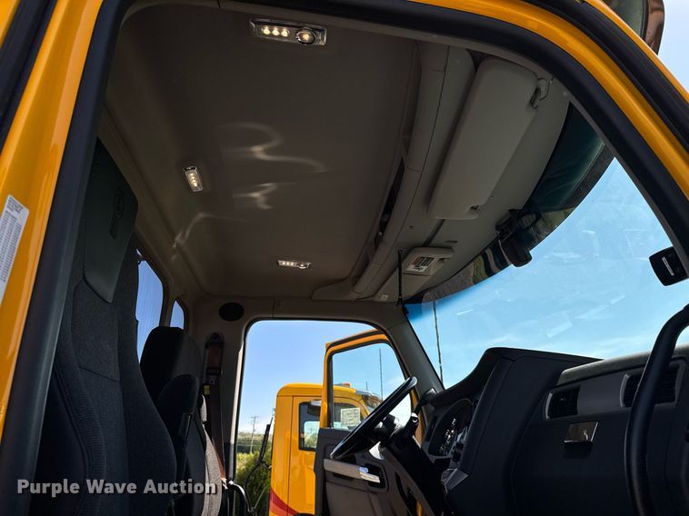 image for item EC3569 2022 Kenworth T680 semi truck