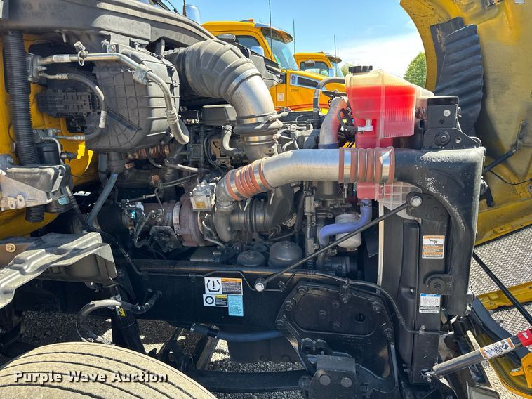 image for item EC3569 2022 Kenworth T680 semi truck