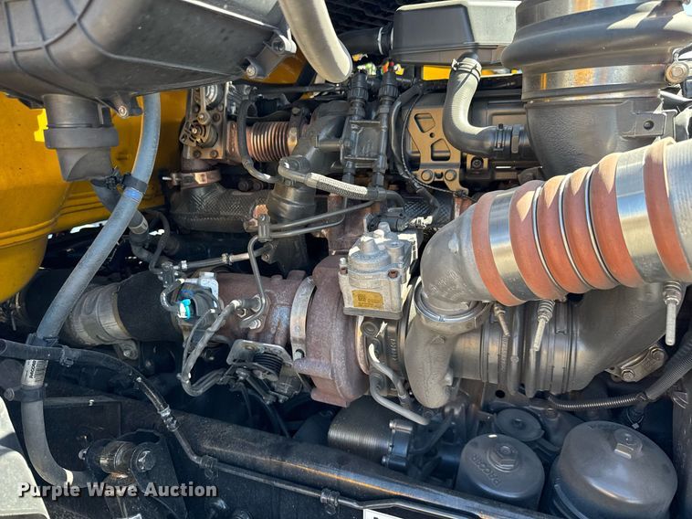 image for item EC3569 2022 Kenworth T680 semi truck