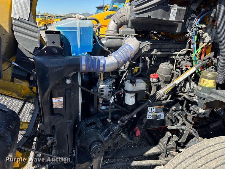 image for item EC3569 2022 Kenworth T680 semi truck