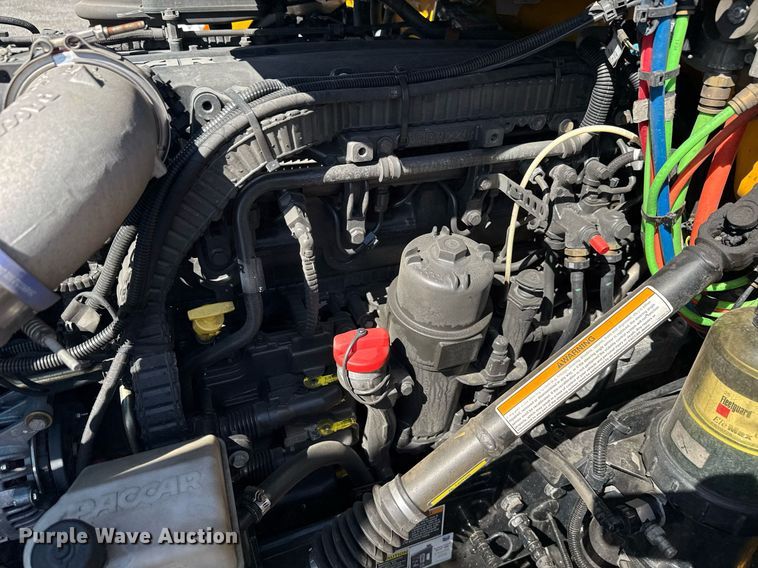 image for item EC3569 2022 Kenworth T680 semi truck