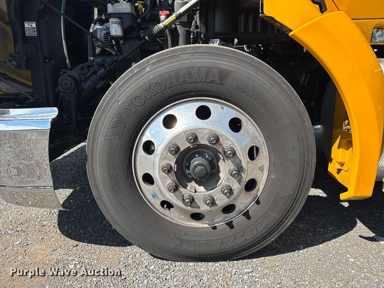 image for item EC3569 2022 Kenworth T680 semi truck