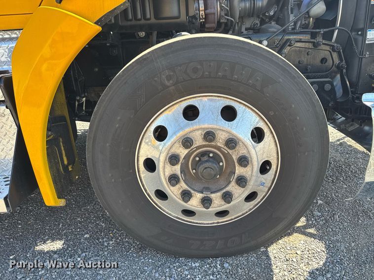 image for item EC3569 2022 Kenworth T680 semi truck