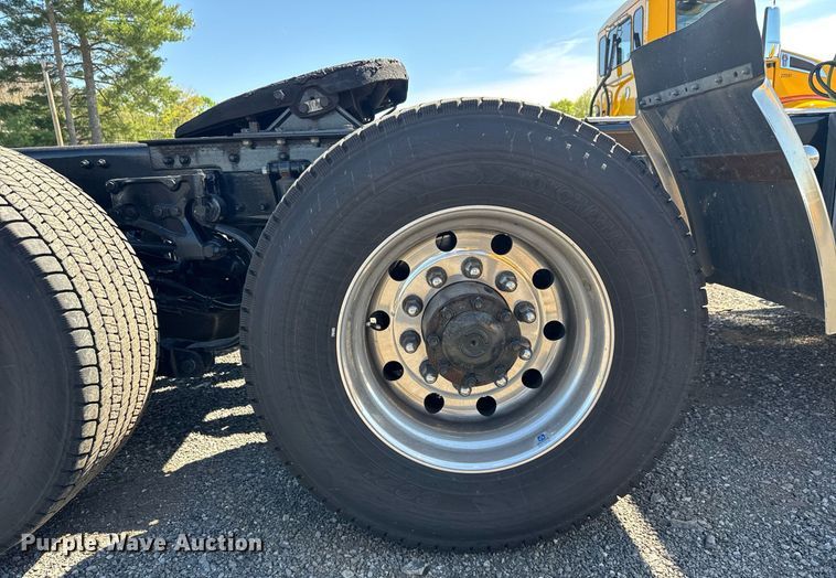 image for item EC3569 2022 Kenworth T680 semi truck