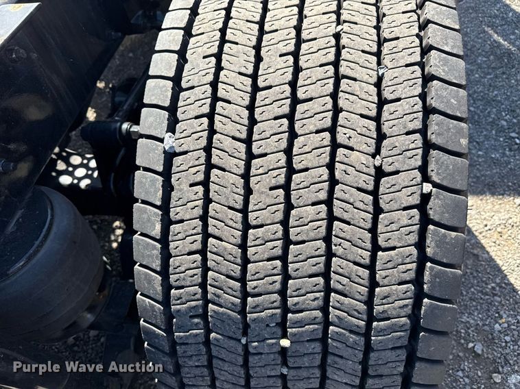 image for item EC3569 2022 Kenworth T680 semi truck