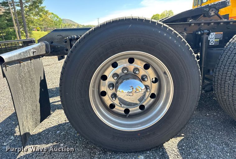 image for item EC3569 2022 Kenworth T680 semi truck