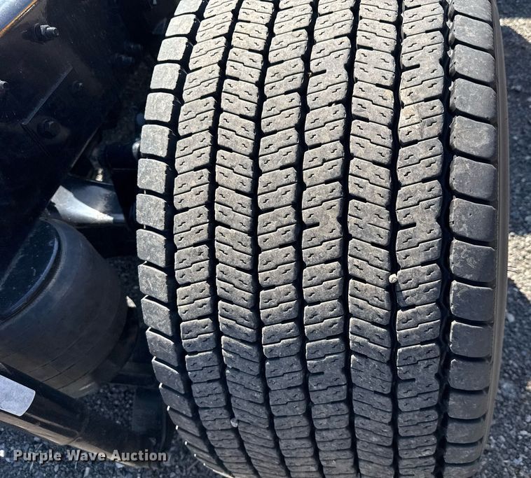 image for item EC3569 2022 Kenworth T680 semi truck