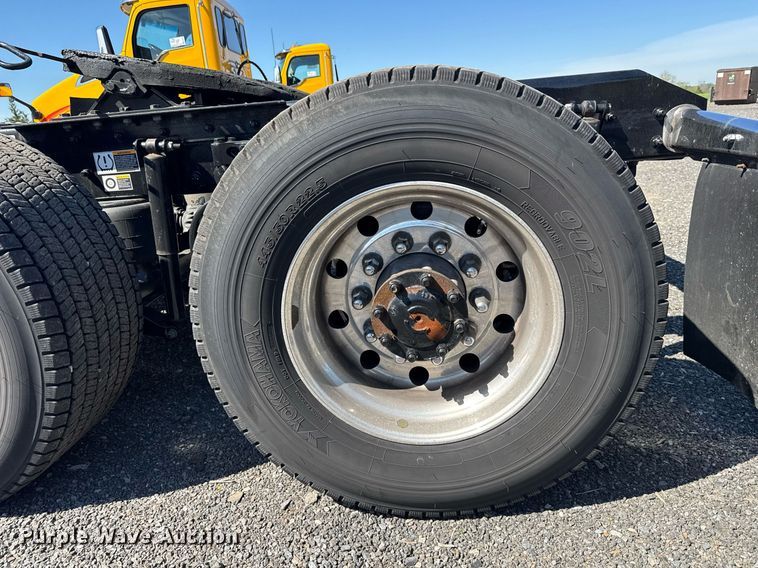 image for item EC3569 2022 Kenworth T680 semi truck