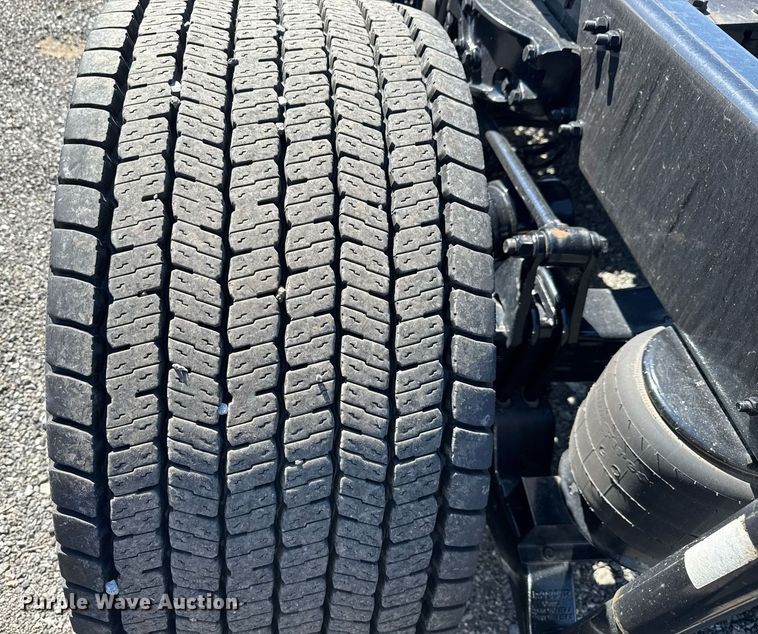 image for item EC3569 2022 Kenworth T680 semi truck