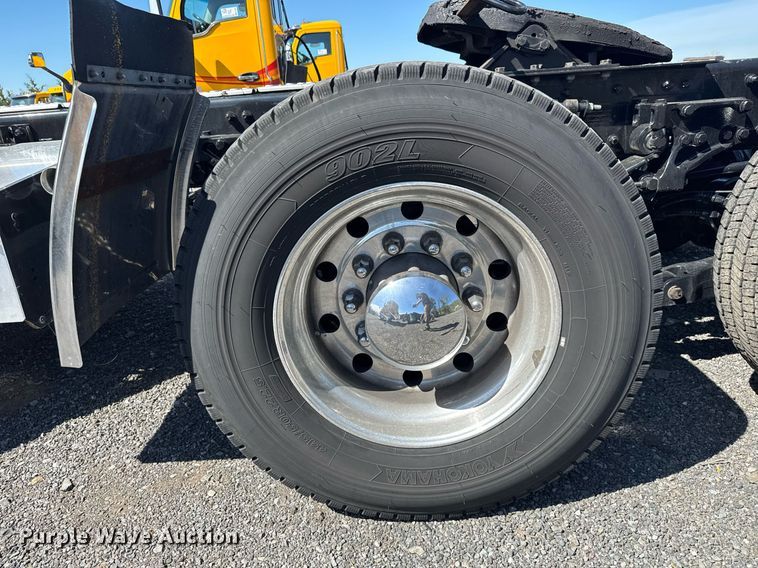 image for item EC3569 2022 Kenworth T680 semi truck