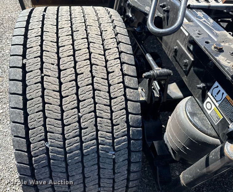 image for item EC3569 2022 Kenworth T680 semi truck