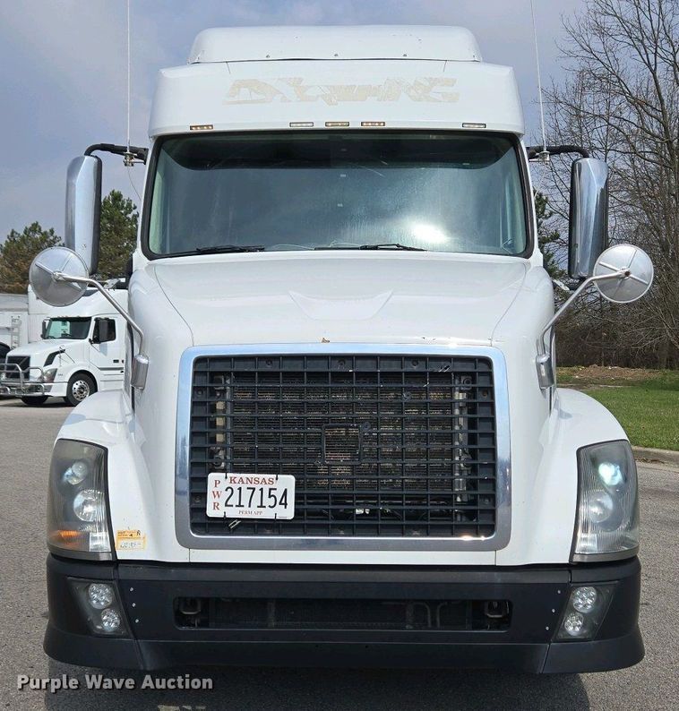 image for item EC4193 2012 Volvo semi truck