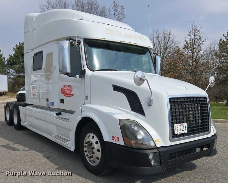 image for item EC4193 2012 Volvo semi truck