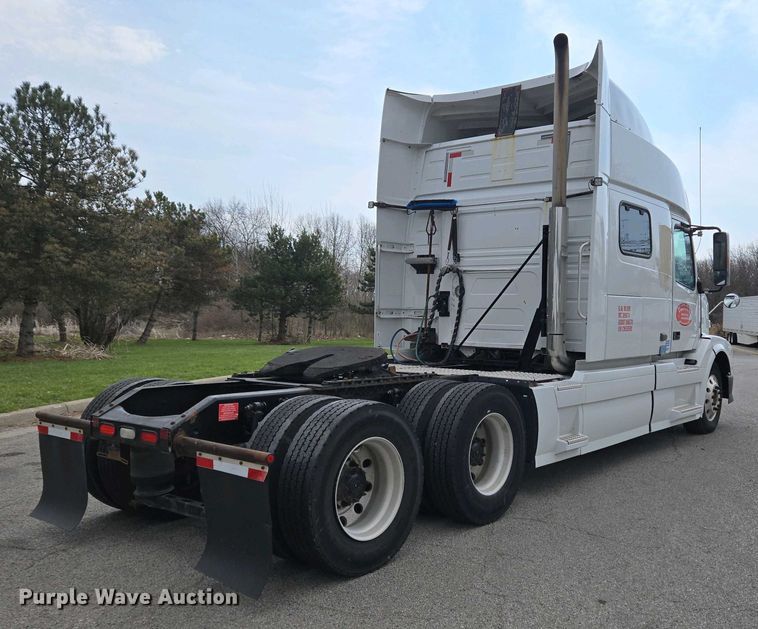 image for item EC4193 2012 Volvo semi truck