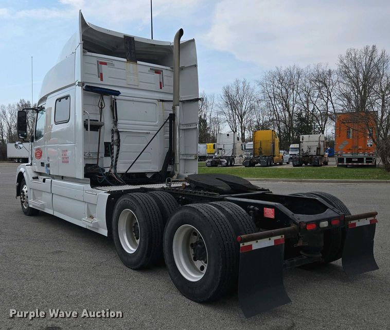 image for item EC4193 2012 Volvo semi truck