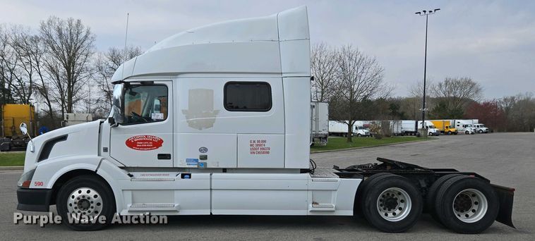 image for item EC4193 2012 Volvo semi truck