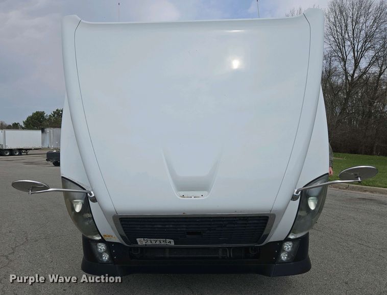 image for item EC4193 2012 Volvo semi truck