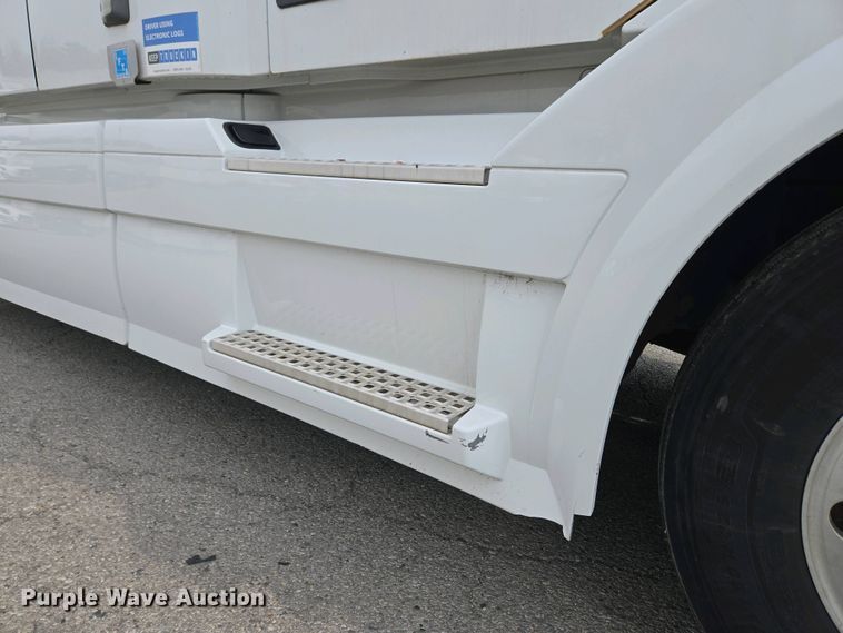 image for item EC4193 2012 Volvo semi truck