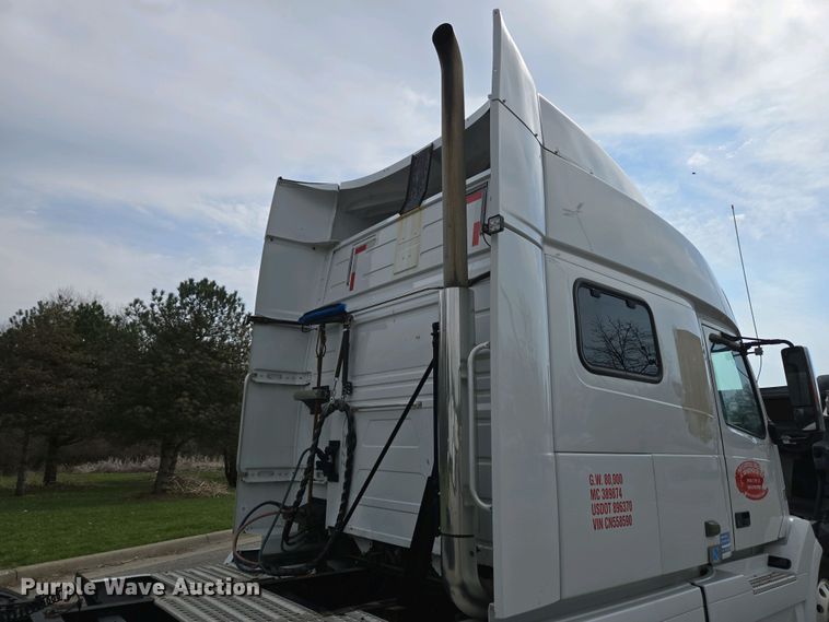 image for item EC4193 2012 Volvo semi truck