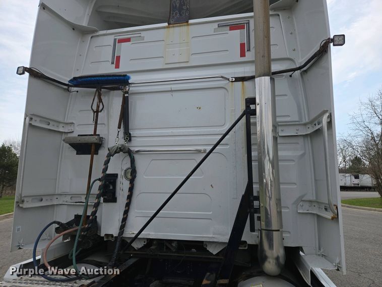 image for item EC4193 2012 Volvo semi truck