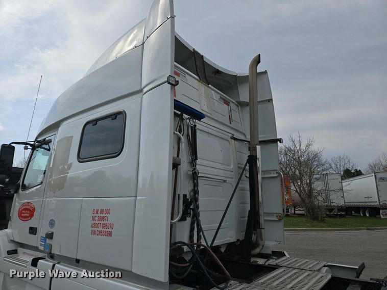 image for item EC4193 2012 Volvo semi truck