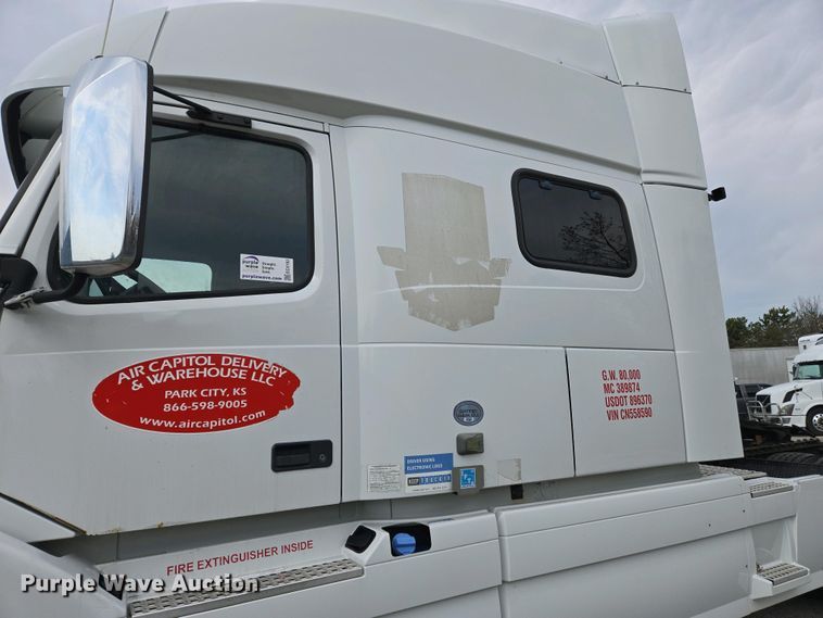 image for item EC4193 2012 Volvo semi truck