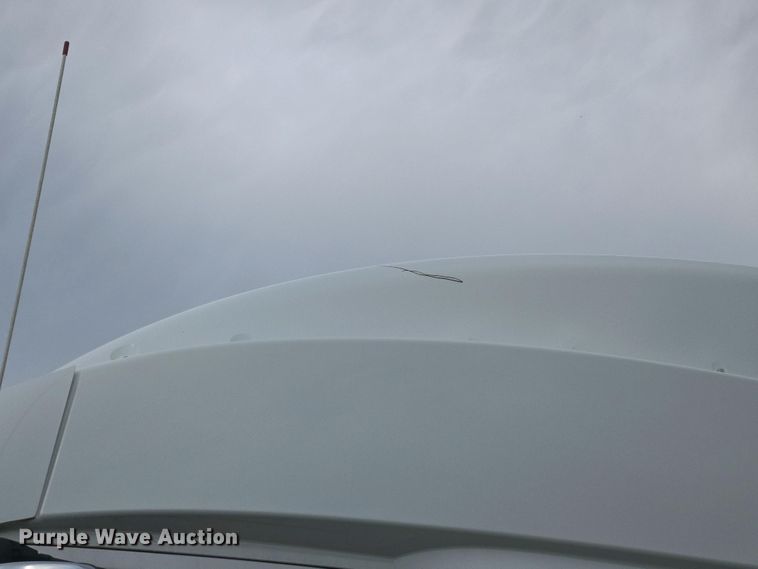 image for item EC4193 2012 Volvo semi truck