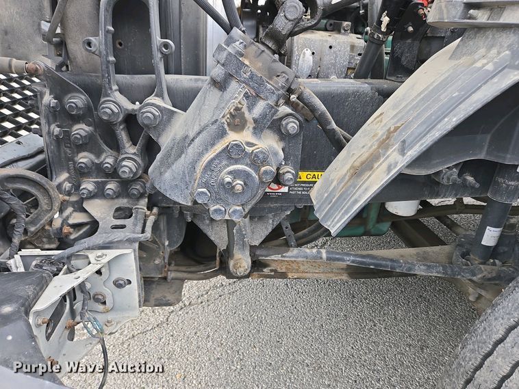 image for item EC4193 2012 Volvo semi truck