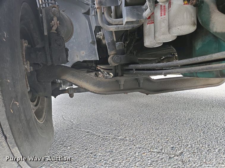 image for item EC4193 2012 Volvo semi truck