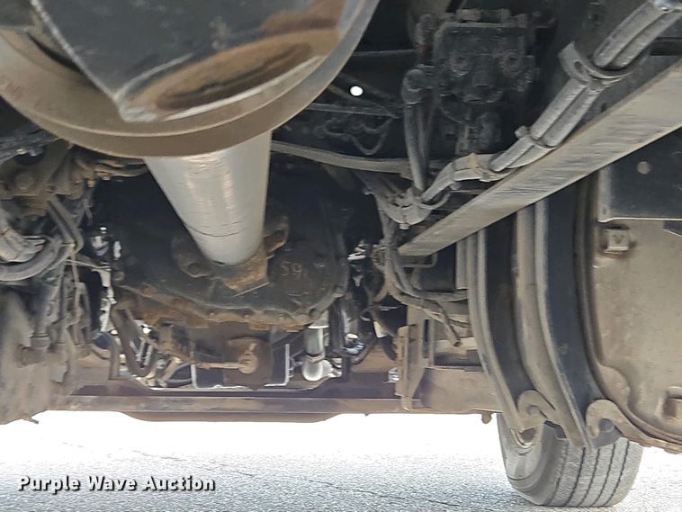 image for item EC4193 2012 Volvo semi truck