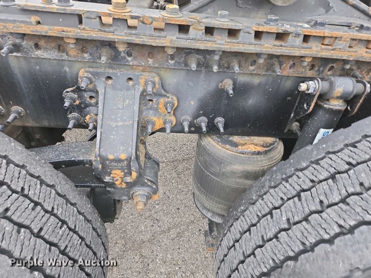 image for item EC4193 2012 Volvo semi truck