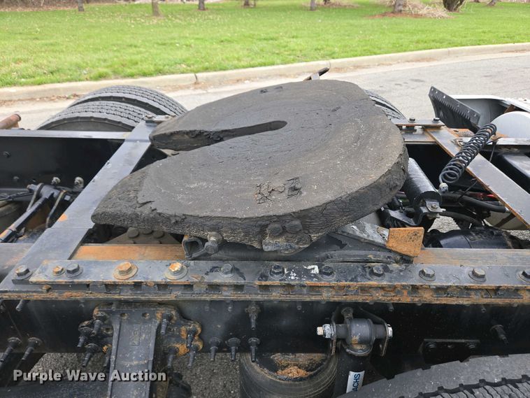 image for item EC4193 2012 Volvo semi truck