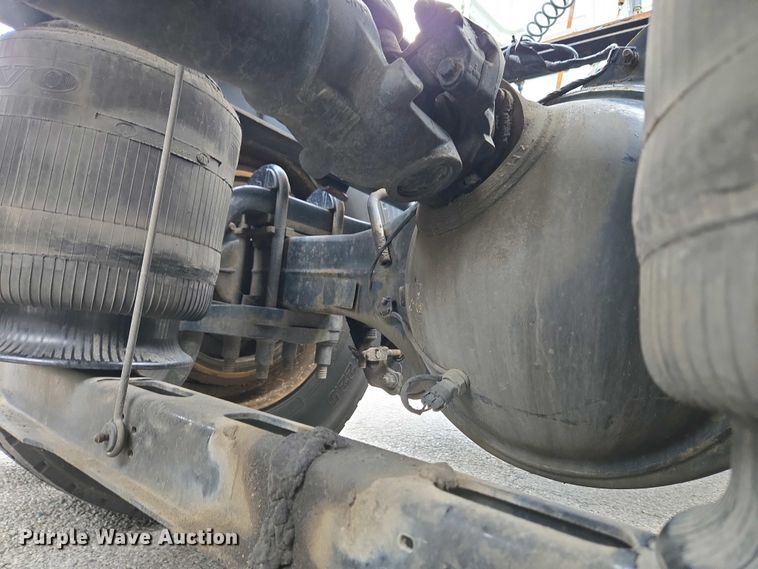 image for item EC4193 2012 Volvo semi truck